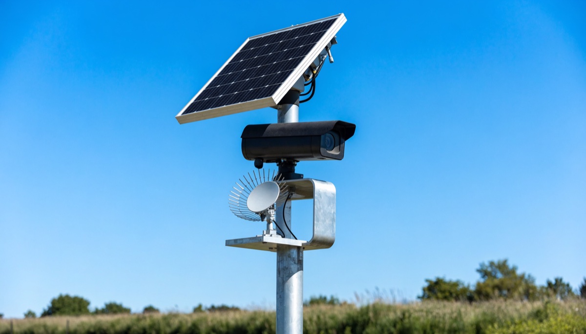 A measuring node with a solar panel and its own connectivity, fully independent of fixed power and network.
