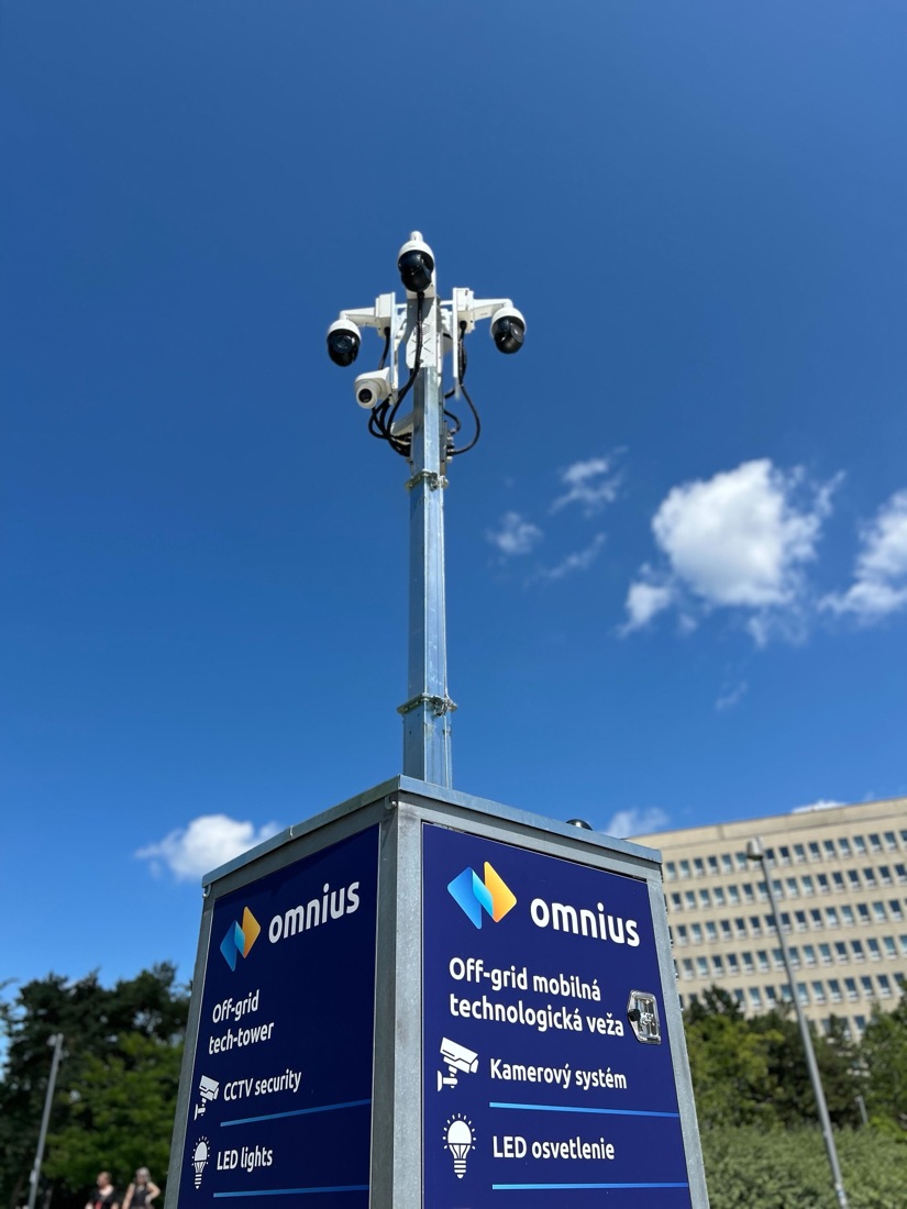 Detail kamerovej hlavice TechTower: PTZ a fixné kamery na 5-metrovej veži proti modrej oblohe