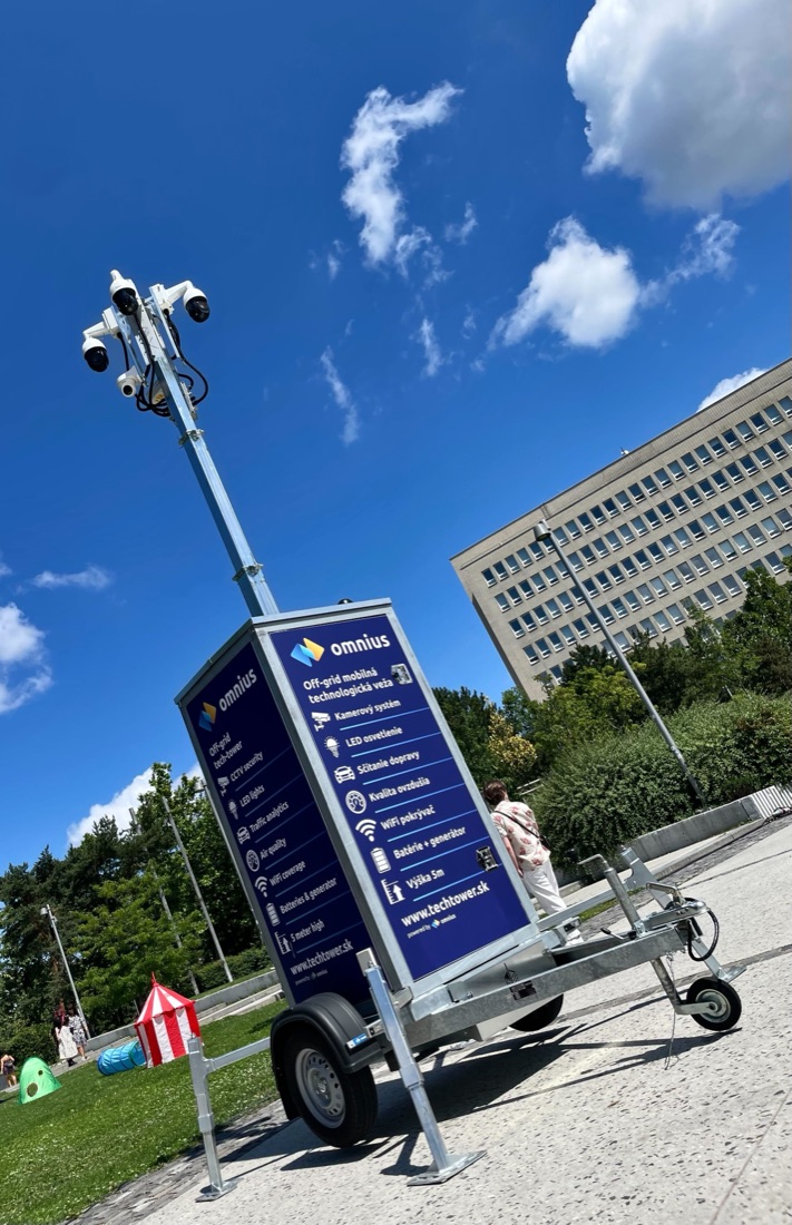 TechTower na evidovanom vleku v teréne, kompletná zostava s vežou, kamerami a panelmi